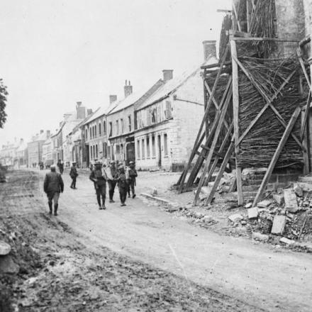 Truppe britanniche in Rue de l'Eglise a Mailly-Maillet, 20 aprile 1918. © IWM (Q 61329)