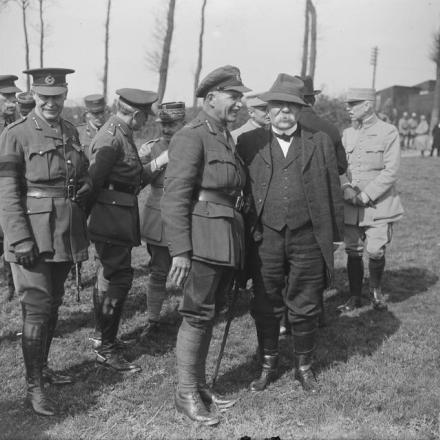 Il Generale Reginald Pinney, il comandante della 33a divisione, e Georges Clemenceau, il primo ministro francese, che controlla le unità della 33a divisione. Cassel, 21 aprile 1918. © IWM (Q 6549)
