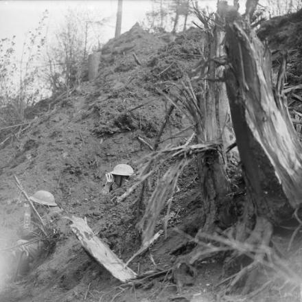 Offensiva tedesca sul Lys (Operazione Georgette). Ufficiali di artiglieria reale che osservano su Mont Kemmel, il 22 aprile 1918. © IWM (Q 6560)