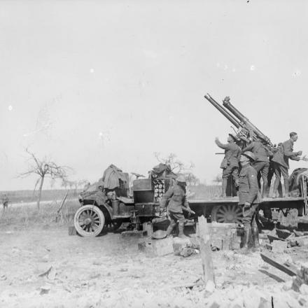 Cannone antiaereo 9cwt su Mark IV Motor truck in azione a Omiecourt, 24 aprile 1918. © IWM (Q 11023)