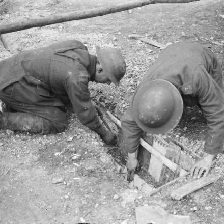 Offensiva tedesca sul Lys (Operazione Georgette). I Royal Engineers della 51a Divisione minano una strada a Robecq il 24 aprile 1918. © IWM (Q 6557)