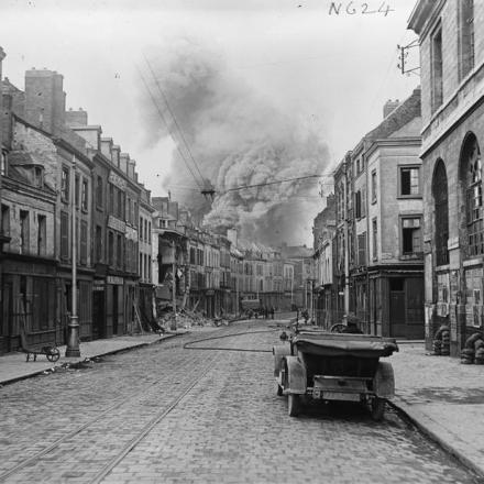Edifici in rovina e fuochi accesi a Amiens dopo un bombardamento di artiglieria, il 25 aprile 1918. © IWM (Q 11152)