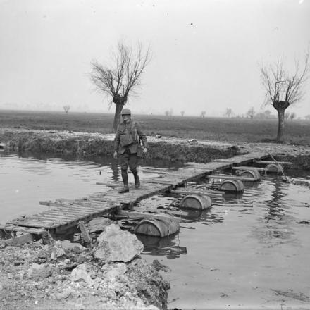 Offensiva tedesca sul Lys. Ponte temporaneo su un canale a Robecq, il 25 aprile 1918. © IWM (Q 6558)