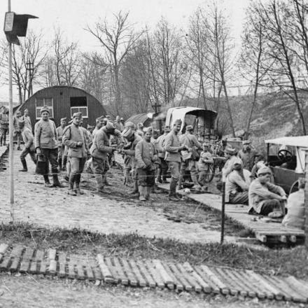 Le truppe francesi condividono le loro razioni in un campo di riposo britannico a Vauchelles-les-Authie, il 25 aprile 1918. © IWM (Q 79024)