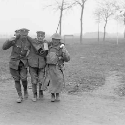 Azioni di Villers-Bretonneux. Un mitragliere tedesco ferito aiutato da due inglesi. Vicino ad Amiens, il 26 aprile 1918. © IWM (Q 10933)