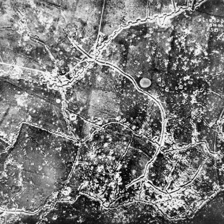 Veduta aerea del canale Ypres-Comines verso l'area del canale di La Bassee, che mostra le trincee di prima e seconda linea a Spanbroekmolen, a nord est di Messines. © IWM (Q 85216)