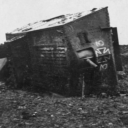 Un carro tedesco A7V "Elfriede" che si è rovesciato in una fossa durante l'attacco tedesco dell'aprile 1918, a un chilometro da Villers-Bretonneux  vicino alla foresta di Hangard. © IWM (Q 80026)
