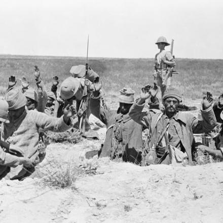 Gli uomini della 38a brigata di fanteria (13a divisione) perquisiscono prigionieri turchi appena catturati durante l'azione di Tuz Khurmatli, il 29 aprile 1918. © IWM (Q 24645)
