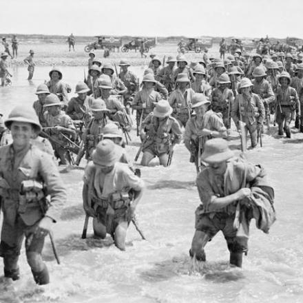 Gli uomini della 38a brigata di fanteria (13a divisione) guadarono il fiume Aq Su durante le operazioni intorno a Tuz Khurmatli il 29 aprile 1918. © IWM (Q 24656)