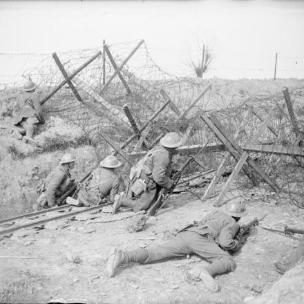 La battaglia del Lys. Un picchetto del 10 ° battaglione, The Queen's (Royal West Surrey Regiment) della 41a divisione dietro un "blocco" di filo spinato su una strada a St. Jean, il 29 aprile 1918. © IWM (Q 6595)