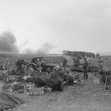 Una cannone pesante francese Schneider 105mmm  accanto a una batteria da 60 libbre britannica mimetizzata all'aperto. Vicino ad Amiens, aprile 1918. © IWM (Q 11596)