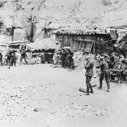 Truppe del 6 ° Reggimento, marines statunitensi che indossano la maschera durante l'allarme gas, il 30 aprile 1918. © IWM (Q 61480)