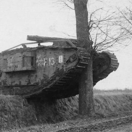 Un carro armato britannico abbandonato contrassegnato come F 13, "Tre di fiori". © IWM (Q 87621)