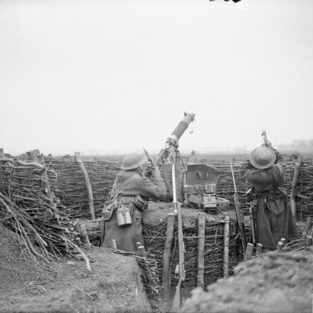 La battaglia di Lys. Truppe che sparano con una mitragliatrice Vickers su un aereo tedesco vicino a Haverskerque, il 1 maggio 1918.© IWM (Q 6588)