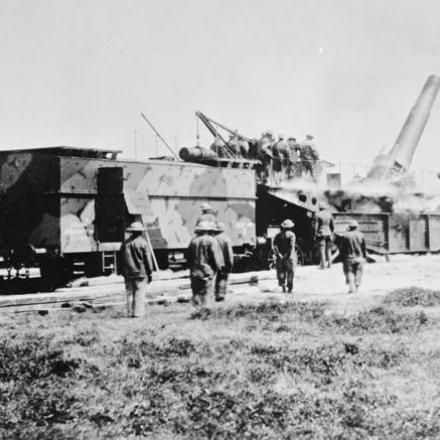 Un cannone americano da 320 mm montato sulla ferrovia a nord di Mailly, il 5 maggio 1918.© IWM (Q 58209)