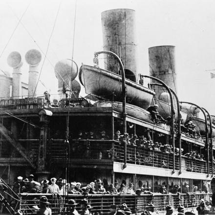 Truppe americane a bordo della nave a vapore USS Mount Vernon (ex SS Kronprinzessin Cecilie) a Brest, il 5 maggio 1918.© IWM (Q 93066)