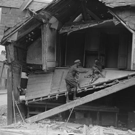 Rovine di un negozio a Abbeville © IWM