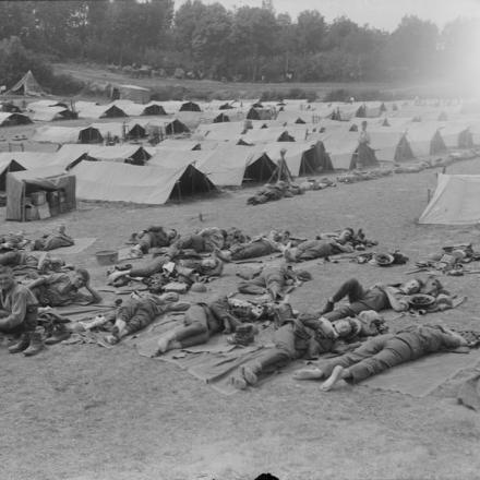 Soldati del Corpo dei Mitraglieri riposano a Rombly © IWM