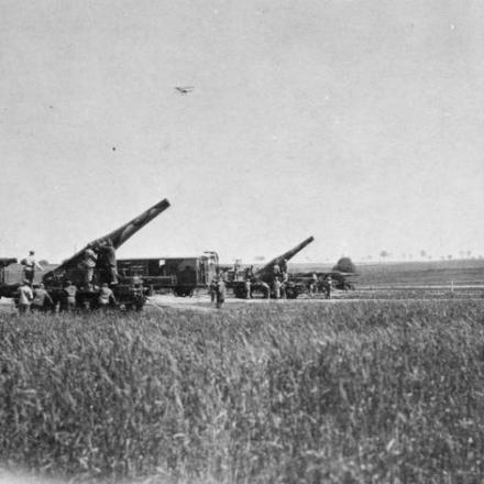 Cannoni ferroviari americani da 320 mm in azione, a nord di Mailly, il 15 maggio 1918. © IWM