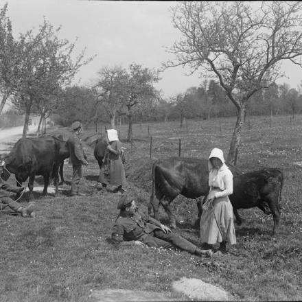 Soldati britannici che parlano con ragazze francesi su una strada vicino ad Amiens, il 17 maggio 1918. © IWM (Q 10989)