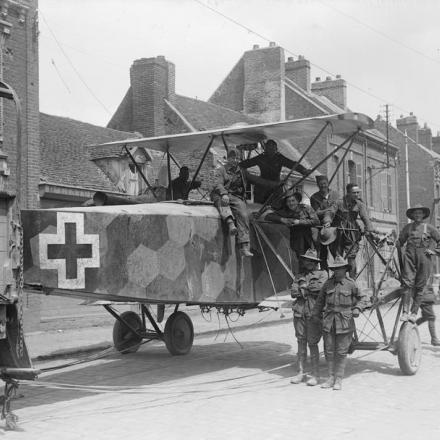 Truppe australiane e meccanici della RFC che rimorchiano in un camion attraverso Amiens, la fusoliera di un bombardiere AEG G.IV caduto, il 17 maggio 1918. © IWM (Q 12177)