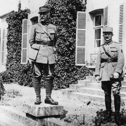Il generale Ferdinand Foch, comandante in capo degli eserciti alleati, con il capo di stato maggiore generale Maxime Weygand a Sarcus, il 17 maggio 1918. © IWM (Q 66052)