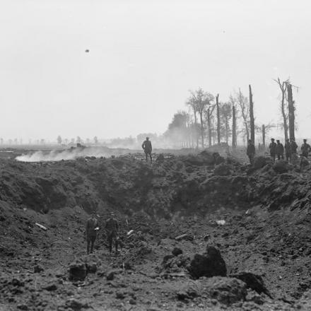 Cratere causato dall'esplosione di un deposito di munizioni britanniche a Wardrecques, 19 maggio 1918. © IWM 