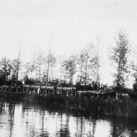 Un accampamento di capanne in Italia a Caposile. © IWM Q 65204