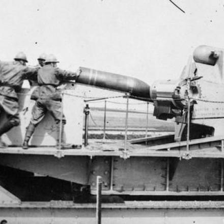 Cannonieri francesi che caricavano un obice da 400 mm su una ferrovia a Sommesous, il 2 maggio 1918. © IWM (Q 108347)