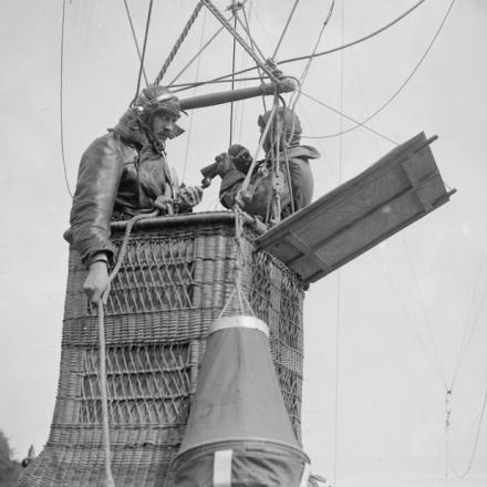 Due ufficiali nel cesto di un pallone. Gosnay, 2 maggio 1918© IWM (Q 12027)