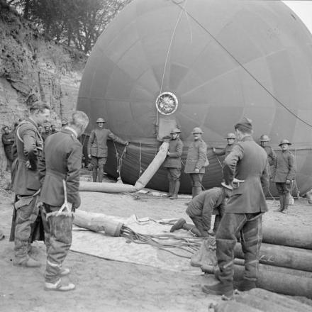 Riempimento di un pallone della RAF con gas. Gosnay, 2 maggio 1918.© IWM (Q 9966)