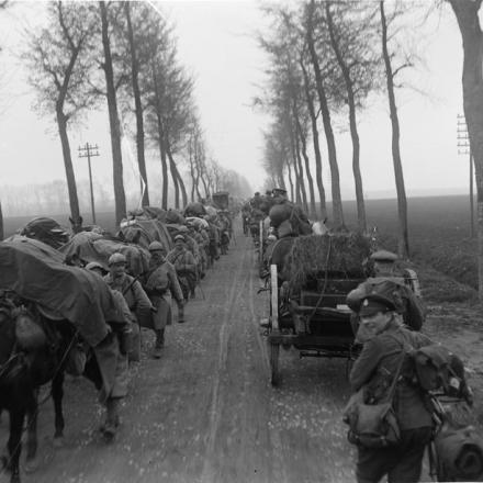 Colonne di trasporto francesi e britanniche che transitano sulla strada a Doullens, il 4 maggio 1918. © IWM (Q 10947)