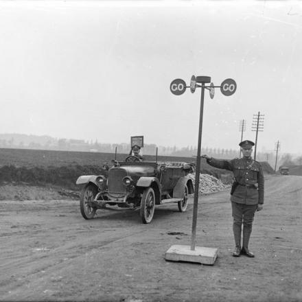 Controllo del traffico a Blendecques, 6 maggio 1918. © IWM (Q 8802)