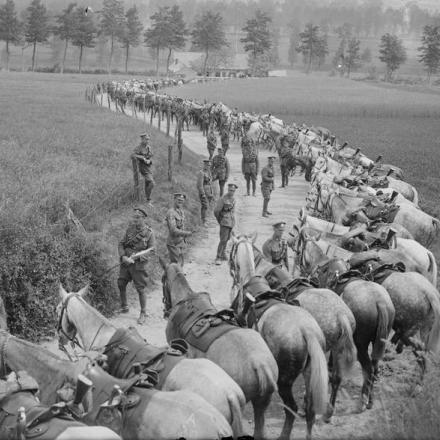 Reggimento scozzese riposa sulla strada vicino a Montreuil, l'8 maggio 1918. © IWM (Q 3269)