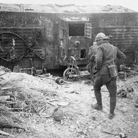 Truppe francesi vicino a un carro tedesco "Elfriede" A7V,  a un chilometro da Villers-Bretonneux sulla strada Hangard-en-Santerre, l'8 maggio 1918. © IWM (Q 55073)