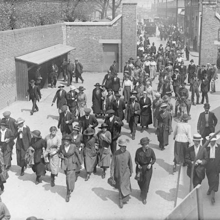 Lavoratori e lavoratrici in uscita dal 4th Gate, Woolwich Arsenal, maggio 1918. © IWM Q 27901