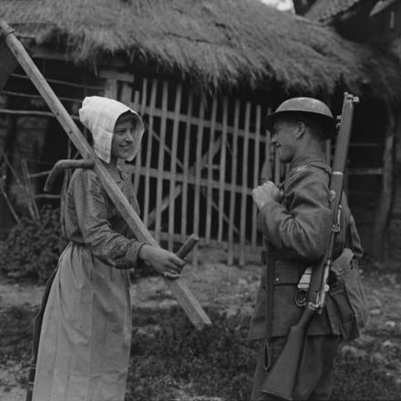 Un soldato parla con una contadina francese. Rollencourt, 9 maggio 1918. © IWM (Q 3259)