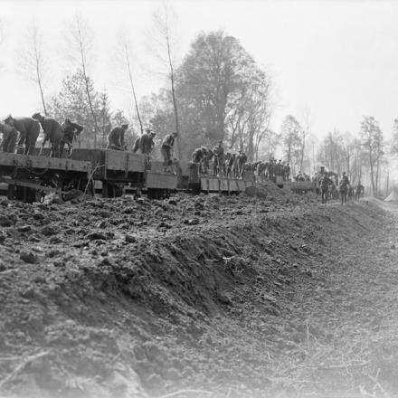 Truppe che costruiscono un argine per una ferrovia a scartamento largo. Hesdin, 9 maggio 1918. 