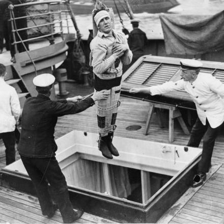 Stoker William Joslin della HMS Vindictive, ferito durante il secondo raid navale su Ostenda, 9-10 maggio 1918, viene calato nel reparto ospedaliero a bordo della HMY Liberty. © IWM HU 139588