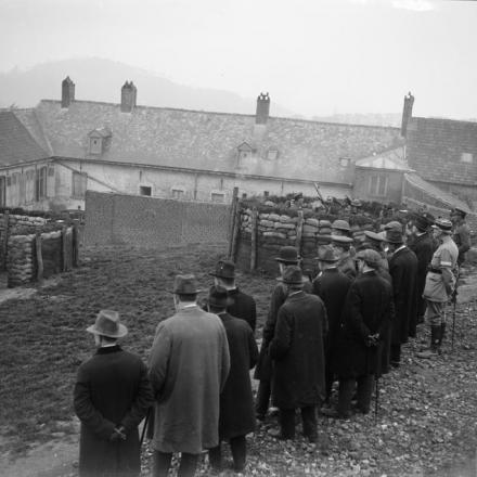Rappresentanti Partito Laburista americano assistono a una dimostrazione di difesa antiaerea a Cassel, l'11 maggio 1918. © IWM (Q 10306)
