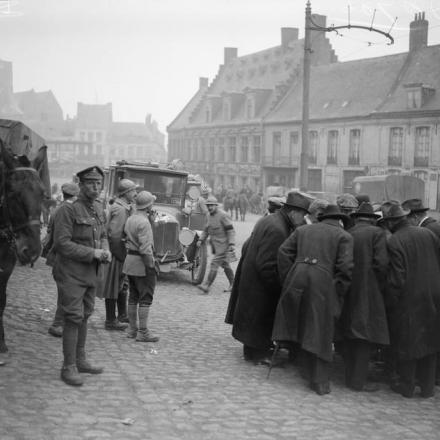 Rappresentanti del Partito Laburista americano nella vecchia Grande Place di Cassel l'11 maggio 1918 © IWM (Q 8786)
