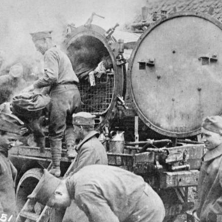 Truppe americane che fumigano i loro vestiti, probabilmente a Mont-Bonvillers, il 13 maggio 1918 © IWM