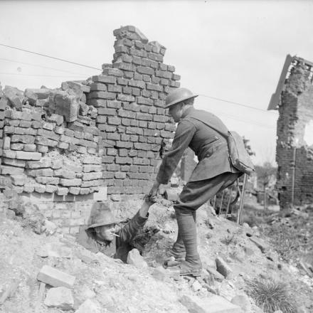 © IWM Due uomini del Royal Rifle Corps all'ingresso dei loro rifugi sotto una casa in rovina a Lievin, il 14 maggio 1918