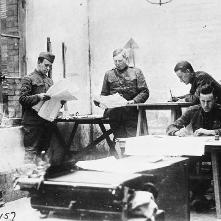 © IWM Uomini della sezione topografica, Intelligence Division (American 1st Division) disegnano mappe di guerra direttamente dietro le prime linee. Chepoix, 14 maggio 1918