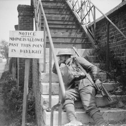 La battaglia del Lys. Sentinella del 2 ° Battaglione, Cameroniani a Lievin con un avviso che dichiara che nessuno è autorizzato a superare questo punto alla luce del giorno, il 16 maggio 1918. © IWM 