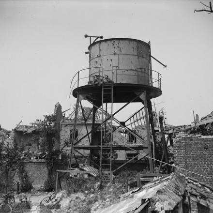Ufficiali britannici di segnalazione appostati su una torre dell'acqua a Lievin, il 16 maggio 1918. © IWM 