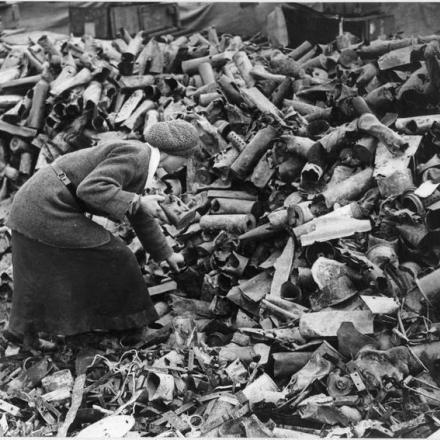 Donne che selezionano i bossoli per il recupero. © IWM 