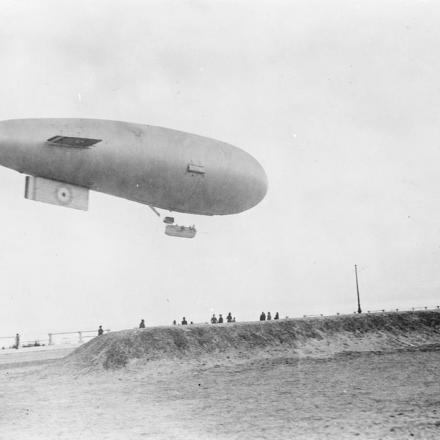 Dirigibile di classe Zero della British SS (Submarine Scout) che attraversa la Promenade de Paris Plage, il 18 maggio 1918. © IWM (Q 12162)