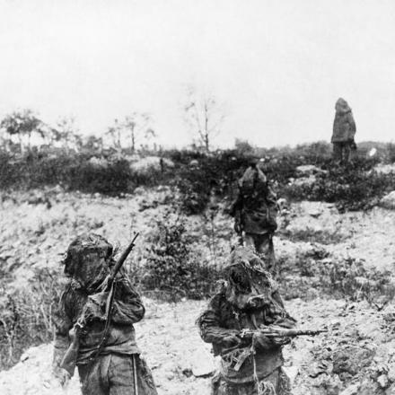 Cecchini in tuta mimetizzata con fucili mimetici al quartier generale del battaglione, 168 ° reggimento di fanteria 42a divisione americana. Badonviller, 18 maggio 1918. © IWM 