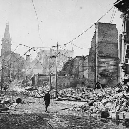 Rovine di Amiens, 18 maggio 1918. Il 23 aprile 1918 i tedeschi erano a sole nove miglia da Amiens. I civili sono stati evacuati il 9 aprile e la città è stata bombardata giornalmente. © IWM 